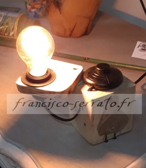Lampe réalisée à partir d’un cube de bois de palette