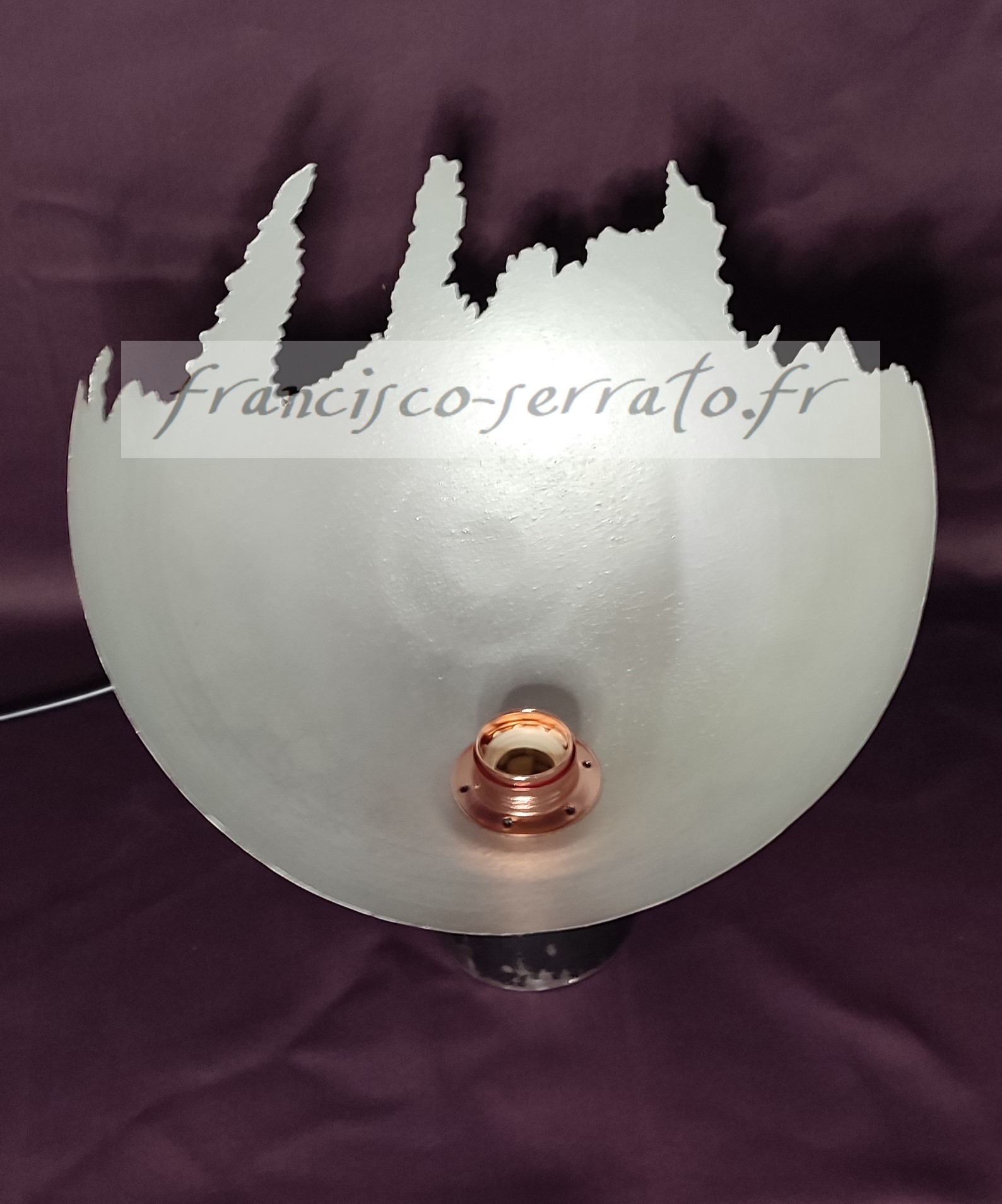 Voici une lampe atypique. Une sphère en acier découpée au plasma et soudée à un tube qui sert de pied.