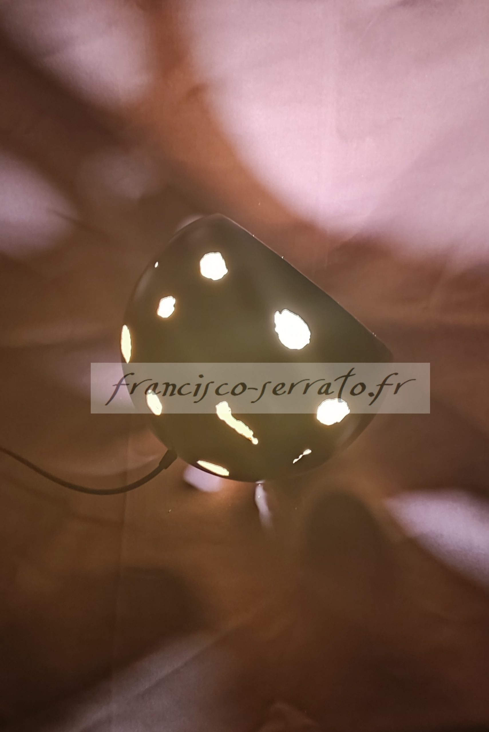 Lampe design en acier dont les ouvertures ont été découpées au plasma, l’extérieur a été meulé pour faire ressortir les effets de réfraction de lumière
