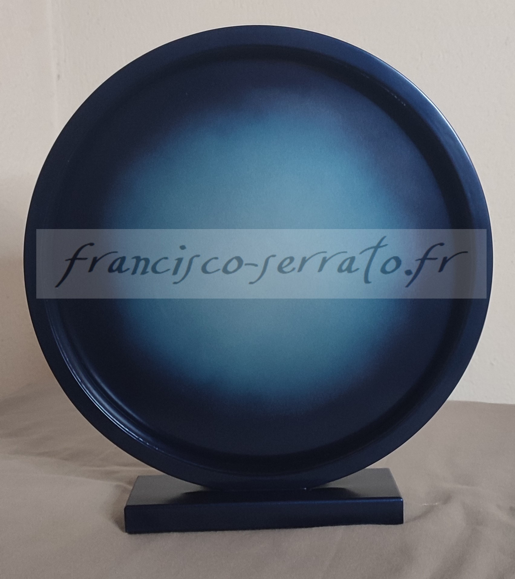 Un ruban led et un miroir peint compose cette lampe ronde de couleur bleu métallisé