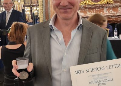 Francisco Serrato reçoit la médaille d'étain de l'académie Arts-Sciences-Lettres