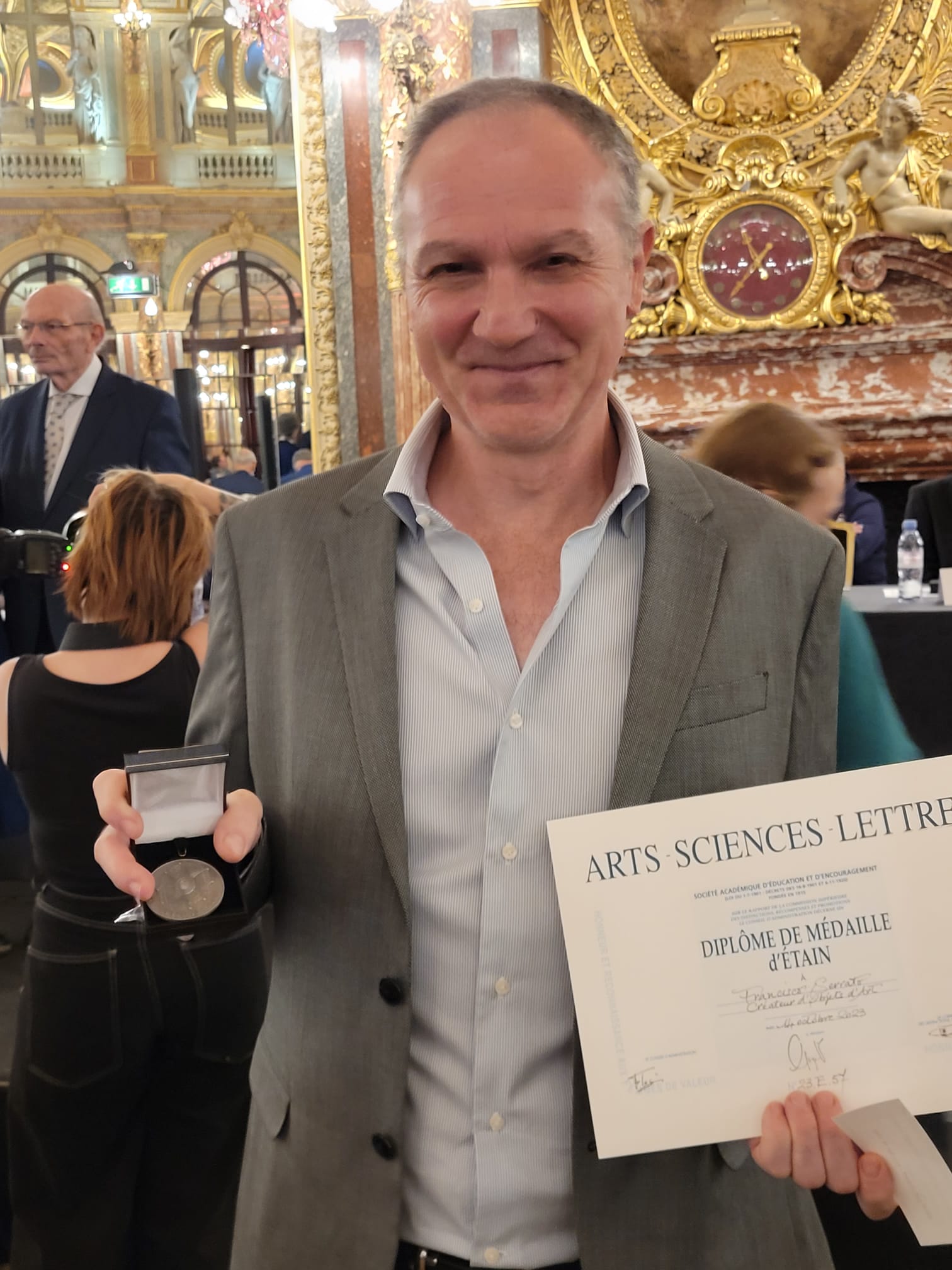 Francisco Serrato reçoit la médaille d'étain de l'académie Arts-Sciences-Lettres